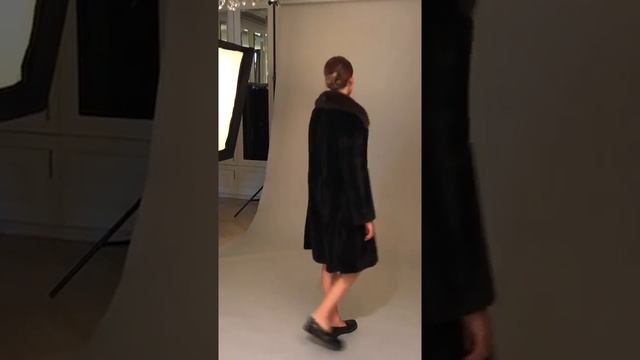 Шуба из норки Blackglama, воротник соболь смотреть онлайн