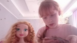 я оживила куклу теперь она живая.