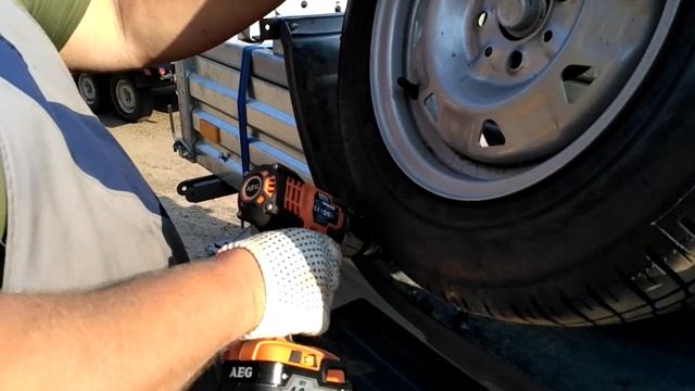 Аккумуляторный ударный гайковёрт для колёсных болтов! смотреть онлайн
