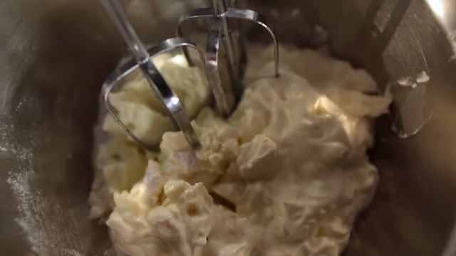 Готовим дома ФИСТАШКОВЫЙ МЕРЕНГОВЫЙ РУЛЕТ С ЯГОДАМИ. Пошаговый видео рецепт смотреть онлайн