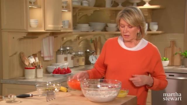 Martha Stewart's 5 Breakfast Muffin Recipes | Martha Bakes S3E13 "Muffins" смотреть онлайн