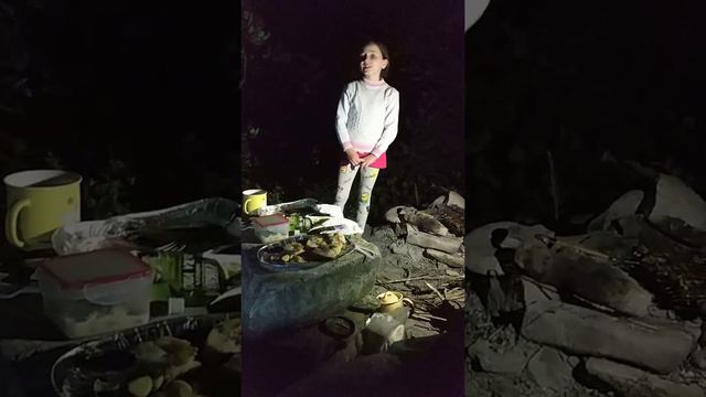 Лиза поет песню у костра. Долина реки Жане. Возрождение. Краснодарский край. Май 2021 год. смотреть онлайн