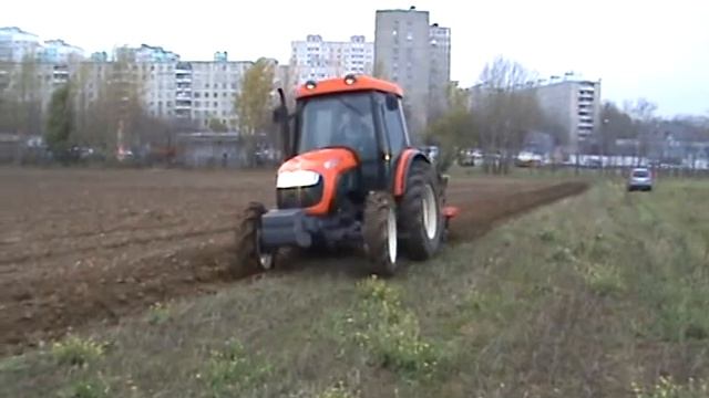 KIOTI 90 л.с. c плугом пашет землю смотреть онлайн