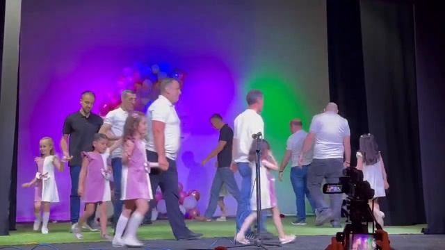 Трогательный танец дочек с папами на Выпускном 2023г. в Армянском детском саду