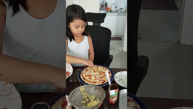 Pizza making with Bella! Happy baby! смотреть онлайн