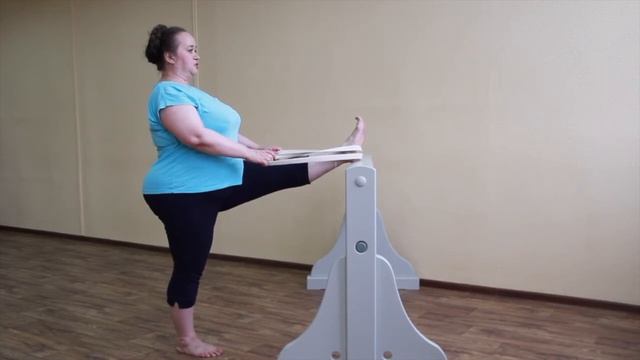 Растяжка на все тело. Часть 1. Уттхита Хаста Падангуштхасана 1, 2 смотреть онлайн