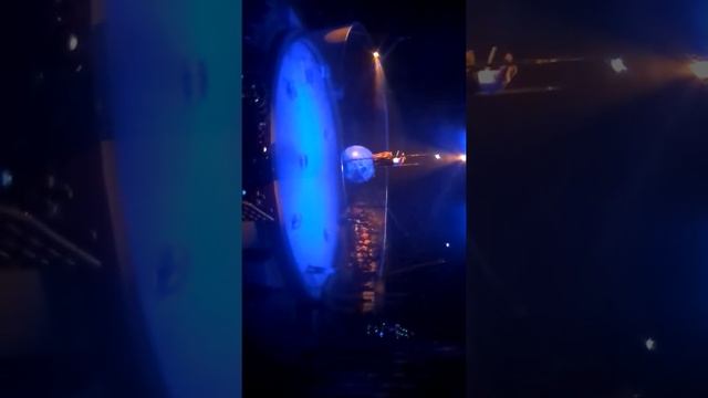 На арене цирка тигр на глобусе с человеком смотреть онлайн