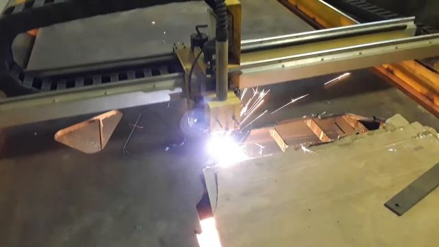 Резка колеса станком плазменной резки. Сталь 18 мм смотреть онлайн