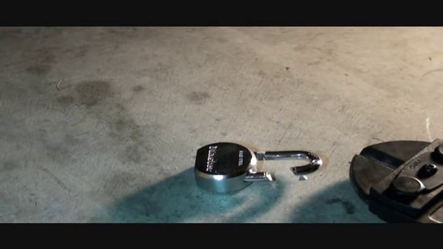 Bolt cutters vs. Master Lock 7/16 Boron Alloy Padlock смотреть онлайн