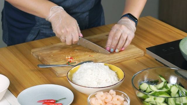 Теплый салат с креветками в азиатском стиле смотреть онлайн