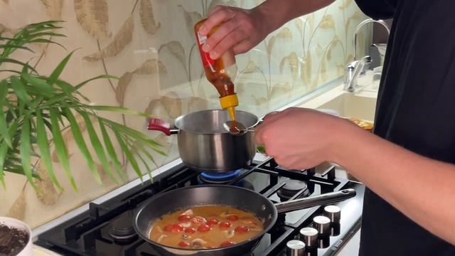 Рисовая лапша с креветками в соусе Coconut Tom-yam смотреть онлайн