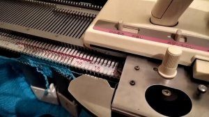 Свитер регланом сверху в низ на однофонтурной машине.