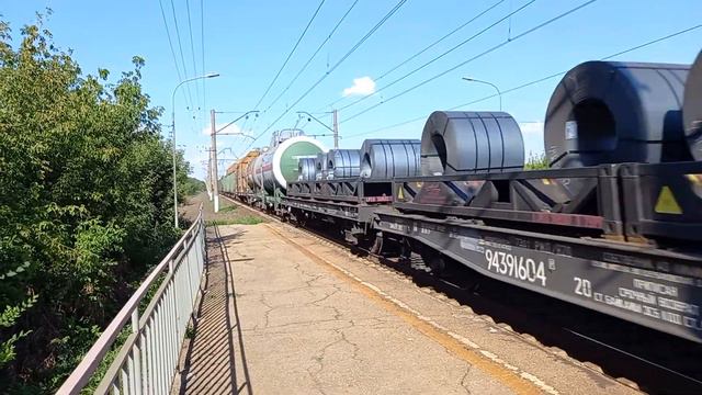 Тепловоз 2ТЭ25КМ-0283 с перегоняемыми тепловозами ТЭМ18ДМ-826, ТЭМ18Д-107 и грузовым поездом смотреть онлайн