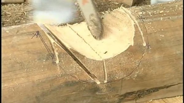 Building log cabin: Round notches