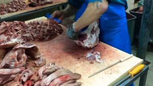 Обвалка свиных голов