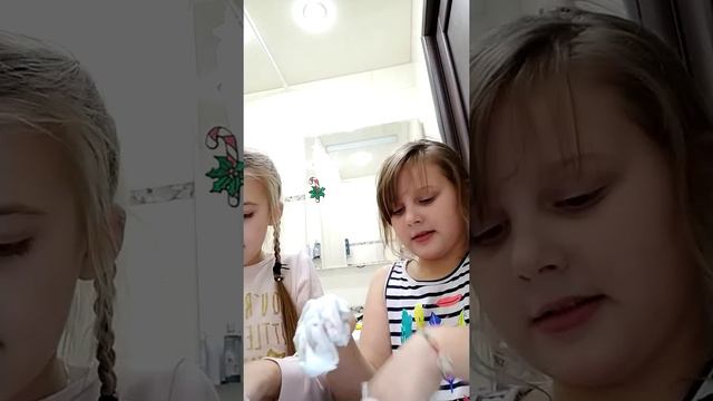 Пытаемся сделать слайм из салфеток.😂 смотреть онлайн