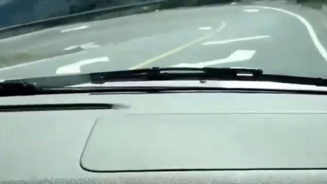 На видео участок дороги в Мексике, где каждые 100м меняется левостороннее и правостороннее движение смотреть онлайн