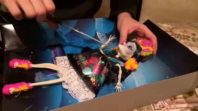 Распаковка монстер хай Skelita Calaveras. Обзор. Ура. Скилета Коловерас. смотреть онлайн