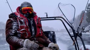 ЗАСТРЯЛИ в ЛЬДАХ. НА ЛОДКЕ по ЛЬДУ и ШУГЕ.