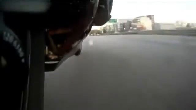Езда на мотоцикле со скоростью 300 км/ч смотреть онлайн