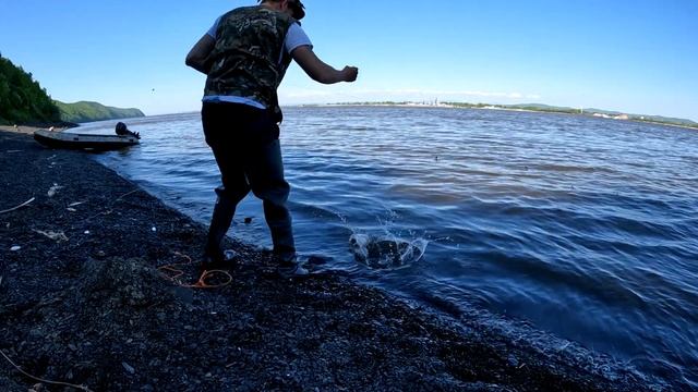 Рыбалка на резинку с берега. Ловля крупных монстров на Амуре. Рыбалка на Дальнем Востоке. смотреть онлайн