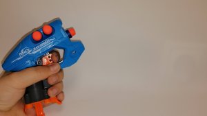 Обзор на супер мини бластер из магнита. Прикольный, миниатюрный. Классная игрушка.