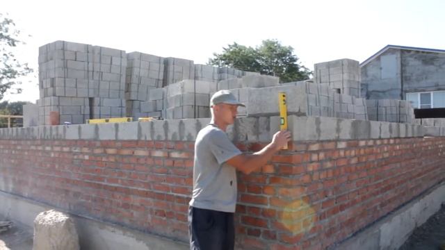 Кладка стен с шлакоблоков. Выставляем первый ряд блоков. смотреть онлайн