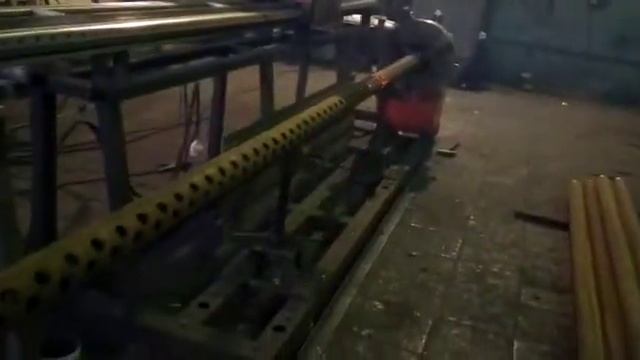 Изготовление обсадного фильтра для гидрорежимной скважины / предприятие Спецбурмаш смотреть онлайн