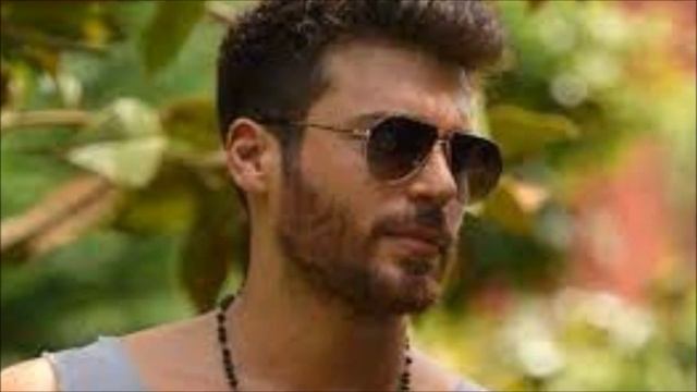La noticia de que Can Yaman está en una relación con Demet Özdemir continúa difundiéndose. смотреть онлайн