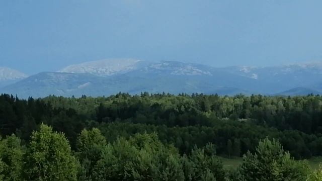 Сенокос после дождика, вид на горы. смотреть онлайн