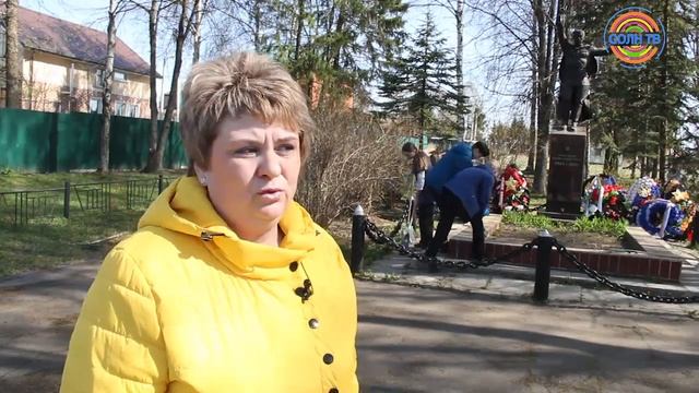 Ученики Обуховской школы и волонтеры проводят уборку возле памятников героям ВОВ смотреть онлайн