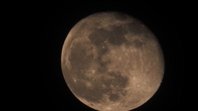 4K Moon - 99% Lit - Taken With Nikon P1000 смотреть онлайн
