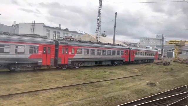 Проследование электродепо ТЧ-15 ОктЖД.Электропоезд ЭР2К - 980 "Лахта" (из окна электропоезда) смотреть онлайн