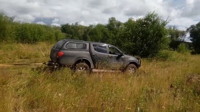 Фольксваген Амарок VS Митсубиси Л 200. смотреть онлайн