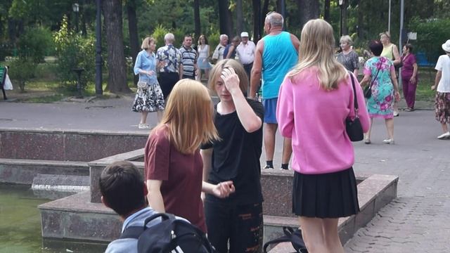 Девушки у фонтана лето 2022 года.mp4 смотреть онлайн