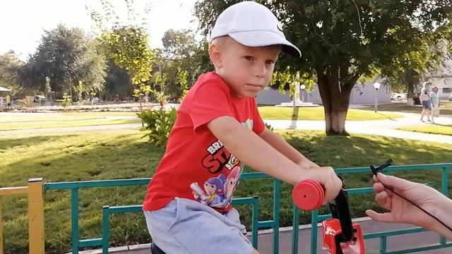 Аттракционы работают - дети радуются смотреть онлайн