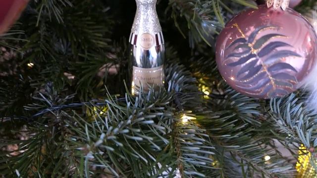 ИГРУШКИ ДЛЯ ЕЛКИ ПРИГОТОВИЛА САЛАТЫ ГОТОВИМСЯ К НОВОМУ ГОДУ OLGA KIRCHGESSNER смотреть онлайн