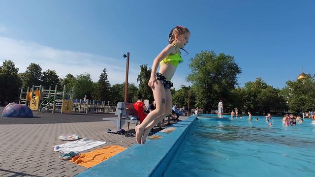 Купались в басейне смотреть онлайн