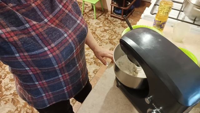 "Жизнь на пенсии"...Дела житейские- - печём батоны с изюмом 🥖🥖👍. смотреть онлайн