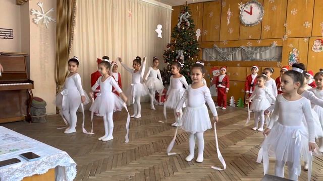 Вальс снежинок, Snowflake Waltz смотреть онлайн