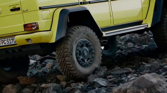 Mercedes-Benz G-500 4x4 Off Roading in Mountains смотреть онлайн