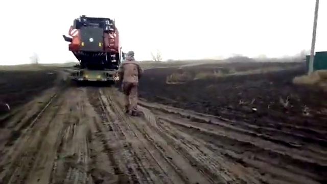 Мтз-82.1 Тянет трал с новым комбайном Вектор 410 смотреть онлайн