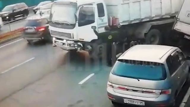 VL.ru - Самосвал врезался в микрогрузовик во Владивостоке смотреть онлайн