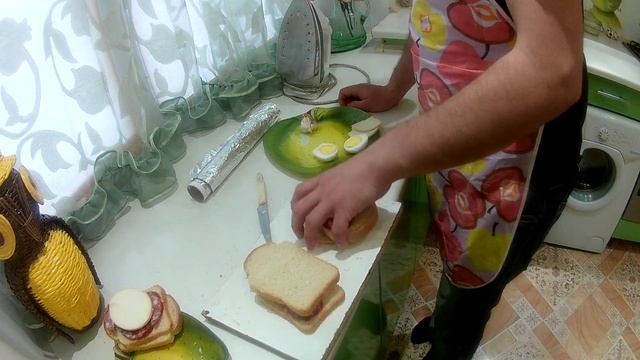Бомж ужин: готовим БУТЕРБРОДЫ НА УТЮГЕ | Семейко жжёт смотреть онлайн