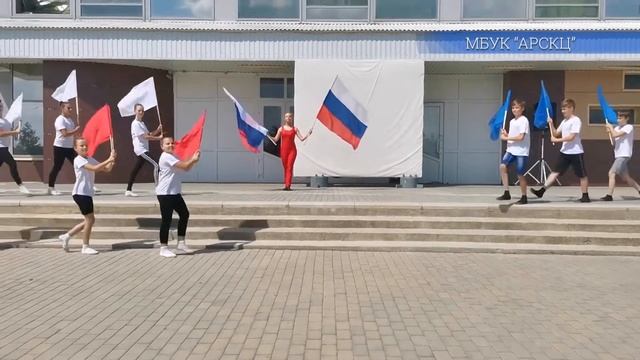 Народный ансамбль танца "Созвездие" - "Флаг России" смотреть онлайн