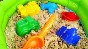 Песочница для малышей и надувной бассейн для детей — Лепим куличики — Развивающее видео