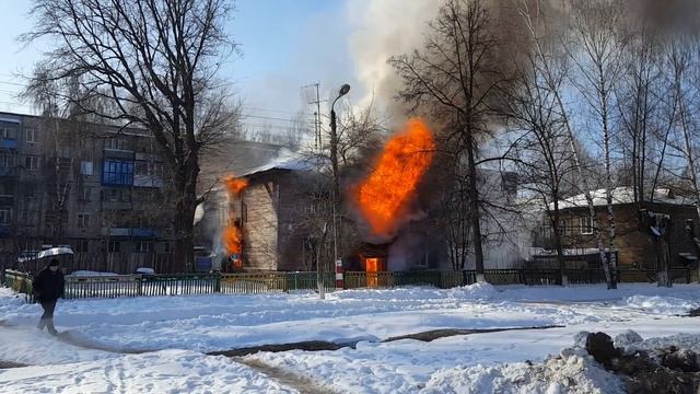 В Балахне сгорел дом смотреть онлайн