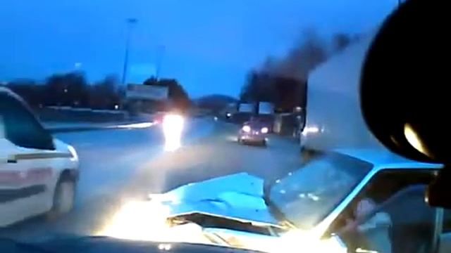 Девушка во время разварота выпала из авто. смотреть онлайн