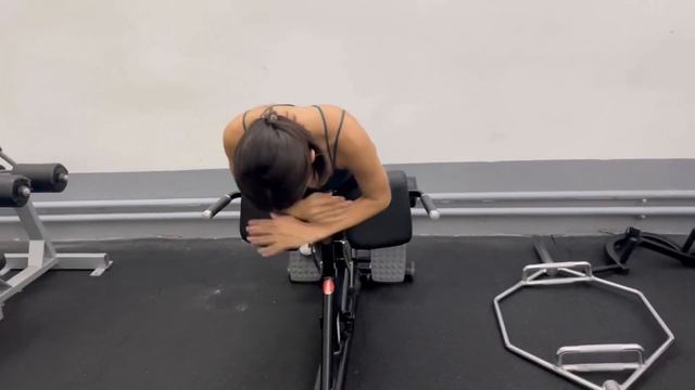 Гиперэкстензия на прямой ноге (носок в сторону) смотреть онлайн