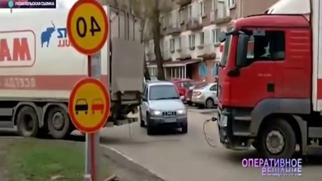 ВИДЕО: На Володарского под землю ушел грузовик с продуктами смотреть онлайн